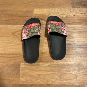 Floral patterned GUCCI slides, size 6, good condition